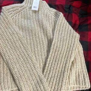 Never worn w/tags. 39% polymide, 32% alpaca, 16% merino wool.